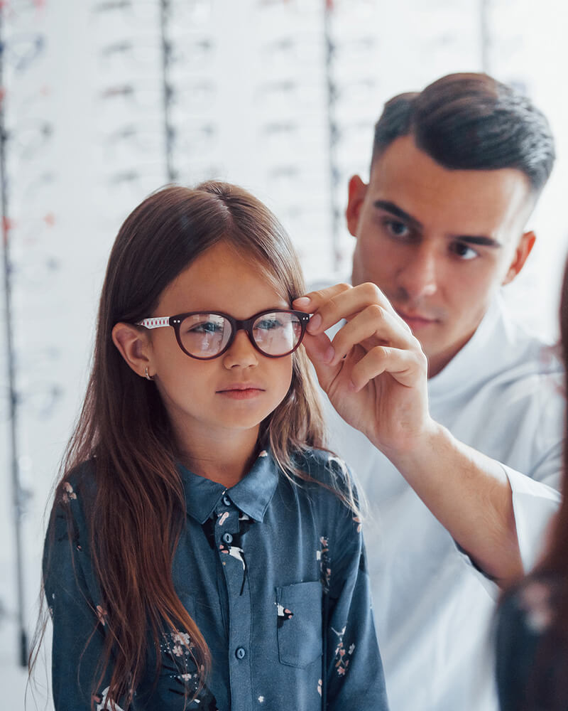 Pediatric eye doctor helps to get new glasses for little girl suffering to myopia